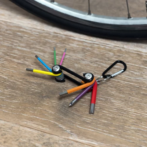 Outil multifonction 7 en 1 – clés Allen multicolores — en situation
