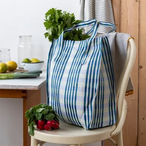 Cabas tissé en plastique recyclé – Blanc et bleu — en situation