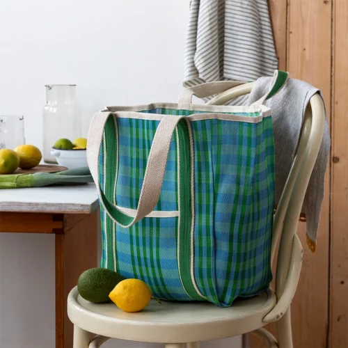 Cabas tissé en plastique recyclé – Bleu et vert — en situation